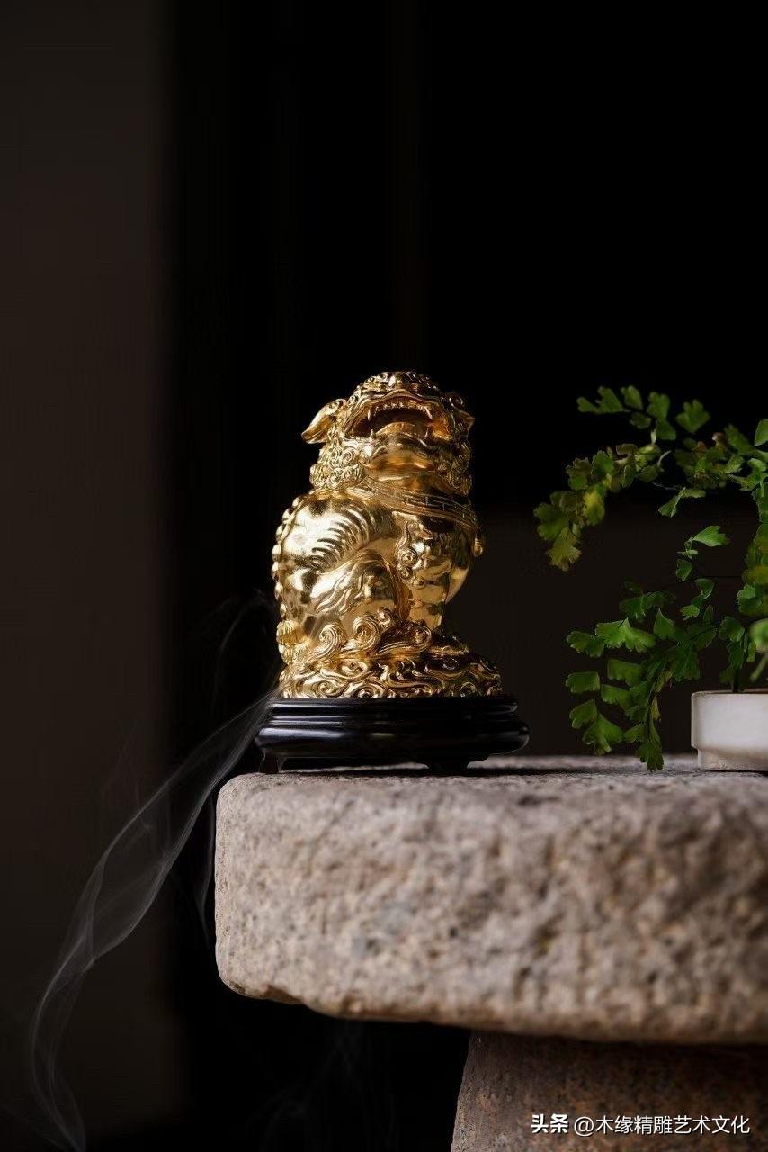木有温润，金有华彩。

黄杨木髹金香炉，木纹细密，金彩流转，兽首昂然，线条遒劲而
