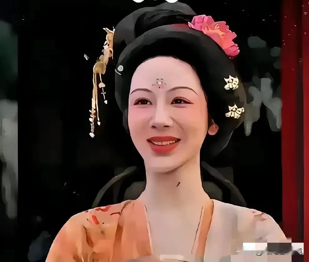 有人说女人医美的最终结局，就是脸蛋拉垮，脸蛋慢慢就垮了，这是很明显的。
比如图中