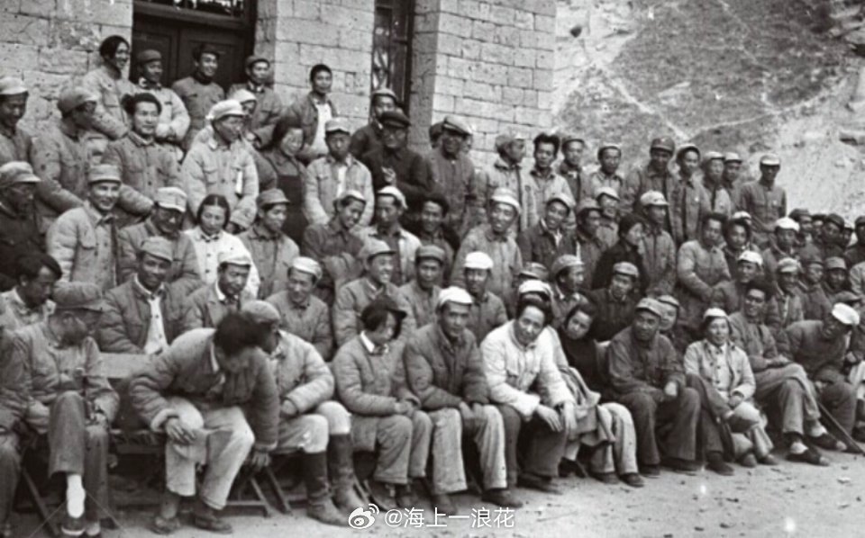 延安文艺座谈会合影插曲1942年5月23日下午，延安文艺座谈会第三次会议结束后，