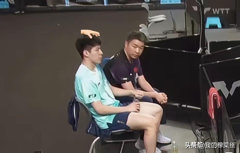 温瑞博三项输了2项，坐在那里很沮丧，刘恒指导陪着他。
一觉醒来，温瑞博2:3输给