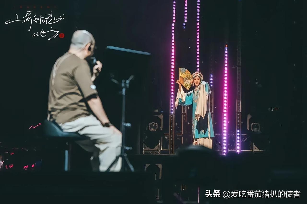 刀郎在乐坛有何成就 刀郎在乐坛的成就相当了不起。他有诸多代表作，像《2002年的