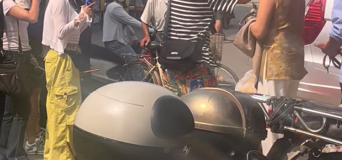 近日，网友反映：玉林几个人占道摆摊直播和女士发生口角，据现场目击者称：霸占别人店