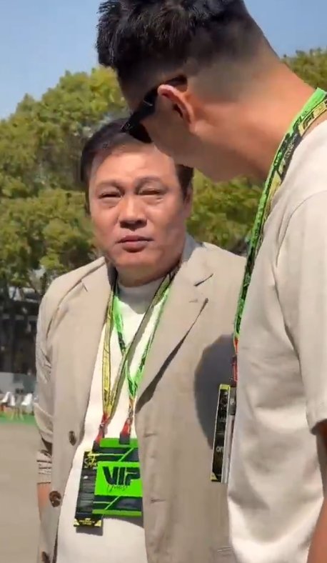 范志毅的人脉太开门了 在F1围场，范志毅靠人脉与周冠宇交流车手的日常，还能和周杰