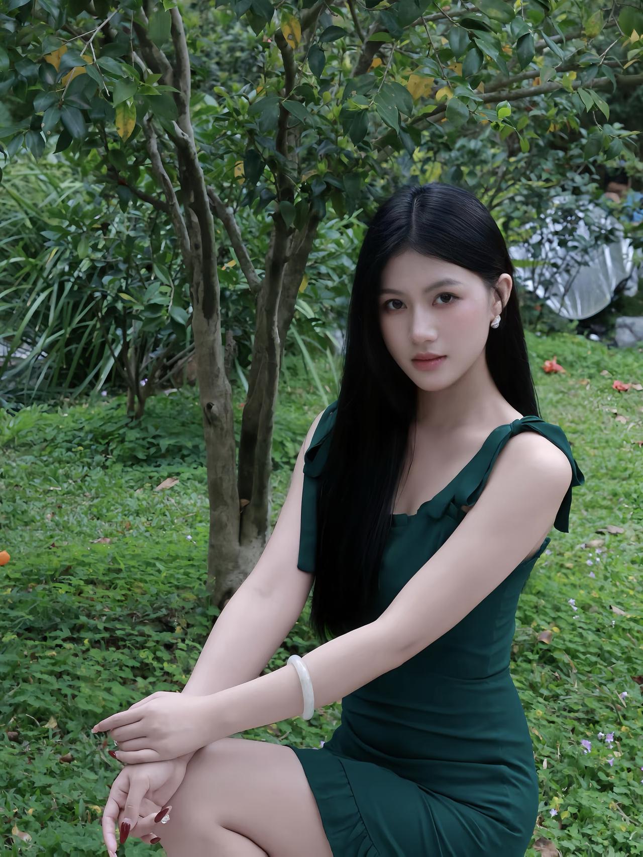 这条绿色裙子👗也太好看了吧，真的好适合夏天🔆😅💦给人一种清新脱俗的感觉，