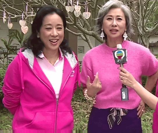 62岁叶倩文和65岁朱玲玲合体出镜！两位同是粉色休闲打扮，一个满头白发却朝气蓬勃