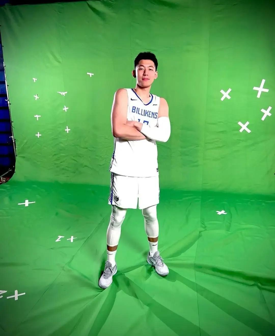 辽宁队的年轻内线张陈治锋更新他的ins，晒出了他在大学的新赛季定妆照。

张陈治