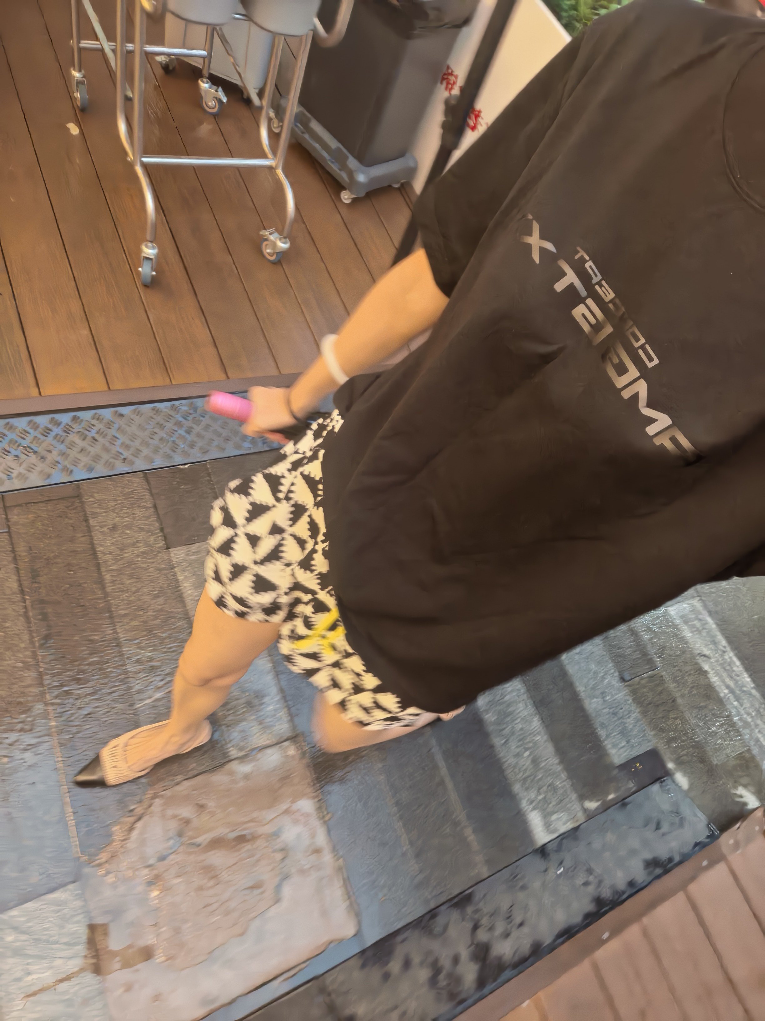 周末长这样我爸送我出门说我这样拿着瓶酒非常怪我说这叫松弛，火锅可配万物，我配白葡