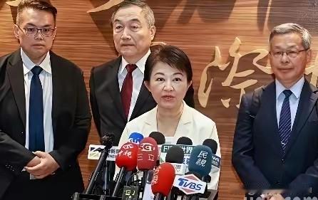 “妈妈市长辛苦了”“卢市长超优秀”的赞美扑面而来，舆论声势瞬间拉满。

6月15