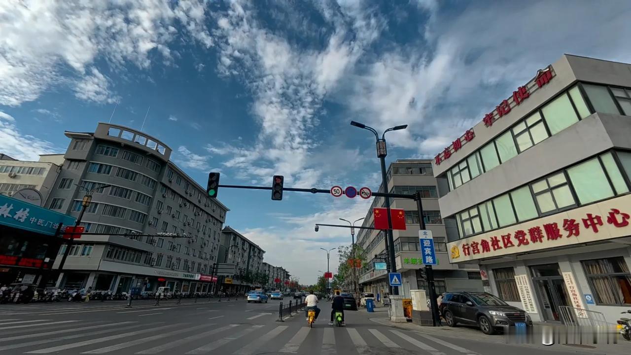骑行路过开封迎宾路，一下子被眼前的景色感动到了。
澄澈蓝天之下，道路两侧的灯杆上