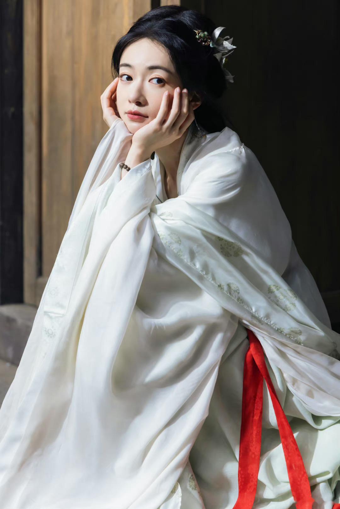 #吴谨言晒薛芳菲九宫格#吴谨言分享薛芳菲九宫格，并配文有一些风吹过故人居里[心]