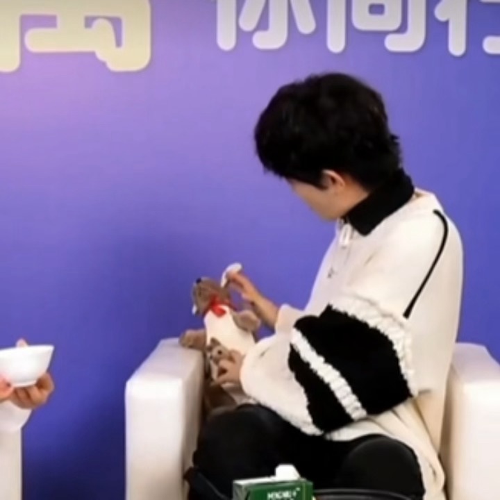 “你先乖乖呆在这儿，啊”🥺 