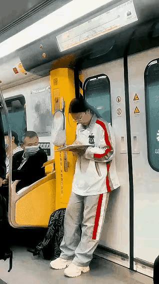 感动，被这一幕暖哭了！
幼吾幼以及人之幼，奋斗路上攀登不止者，人恒爱之；
老吾老