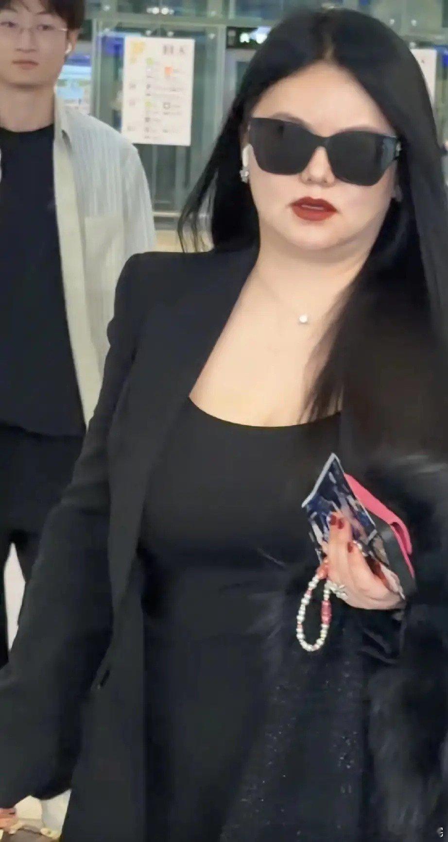 李湘陪王诗龄回家，李湘真是太自信了，天气那么冷，居然穿低领的衣服，脖子里面的皱纹