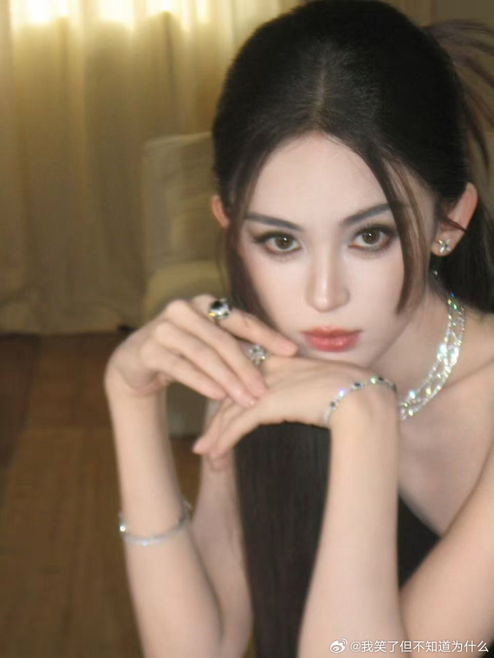 娜扎烟熏妆黑裙娜扎鸡毛毽子头就硬美啊！ 