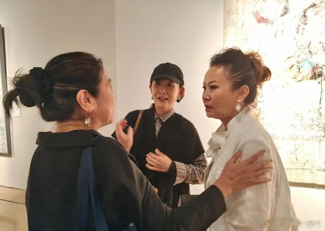 演员陈瑾被偶遇，疑陪巫刚拍话剧，相伴20多年未婚未育仍很幸福！ 