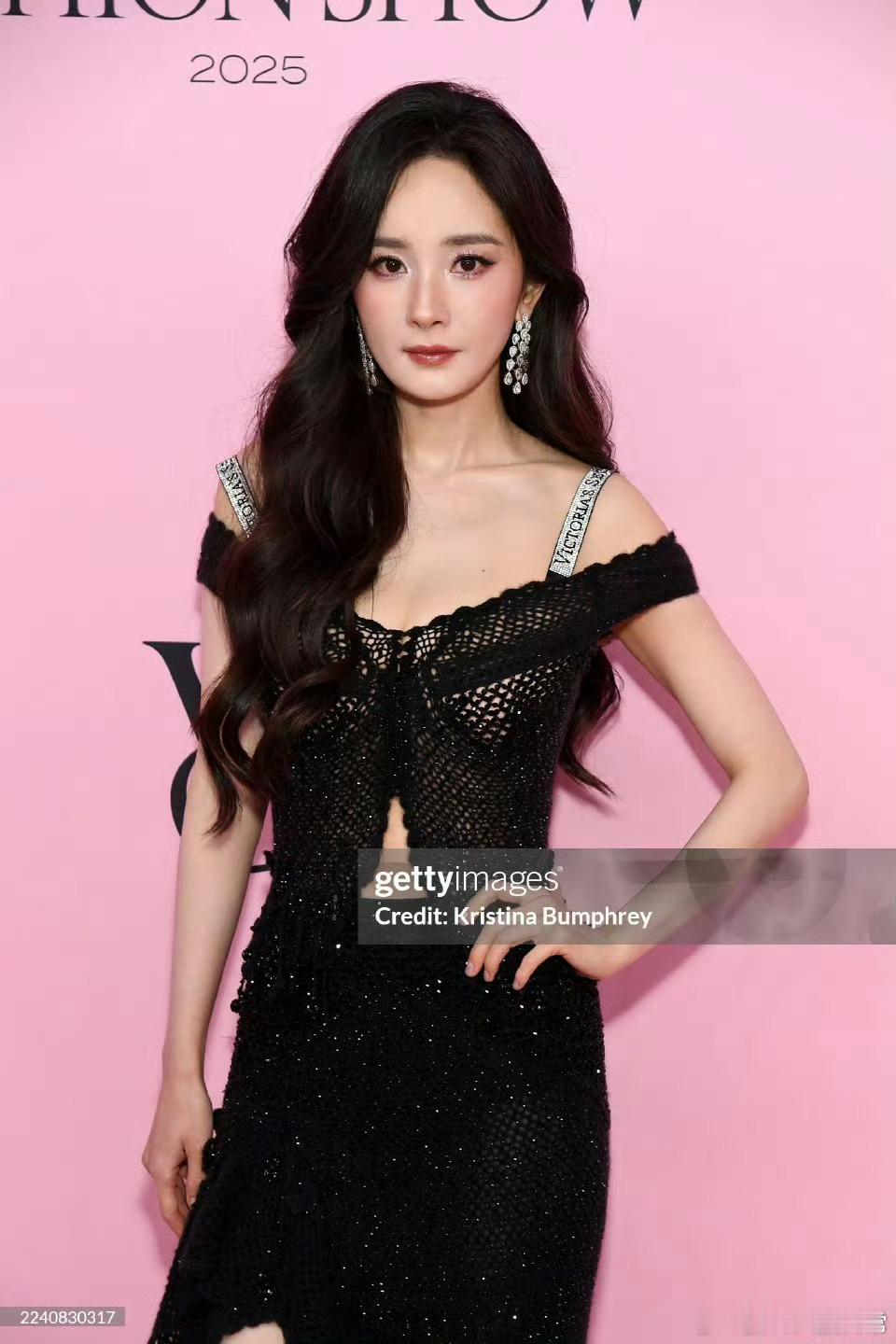 杨幂维密大秀G社生图，状态如何？[思考]杨幂维密翅膀 ​​​