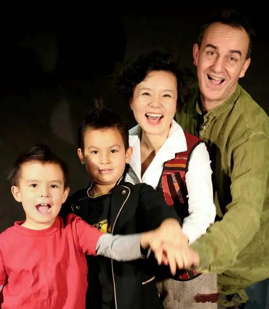 龚琳娜官宣离婚：音乐相伴，缘分散场

10 月 13 日，著名歌唱家龚琳娜发布演