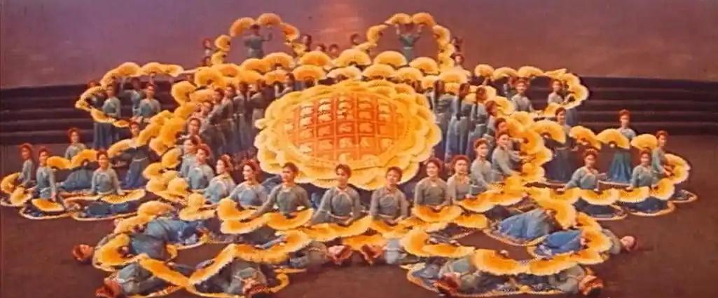 网络电视首页推荐有音乐舞蹈史诗《东方红》，而且是彩色修复版的，之前知道，但一直没