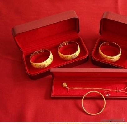 我们有个姐妹，看到现在黄金涨价了，回收价格都是接近1200元/克了，真的是气的很