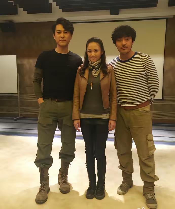 3位明星同框：我认出了秾纤得衷、修短合度、斜头发帘覆额、穿着靴子手插兜的靳东！他