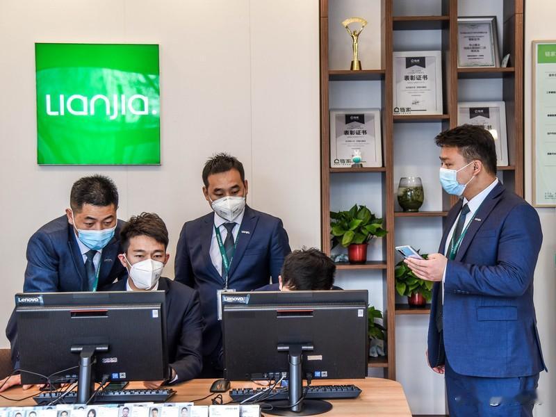 多家银行直接入场卖房，这数量应该比好多头部房产中介的数量都要大了吧？这一波操作对