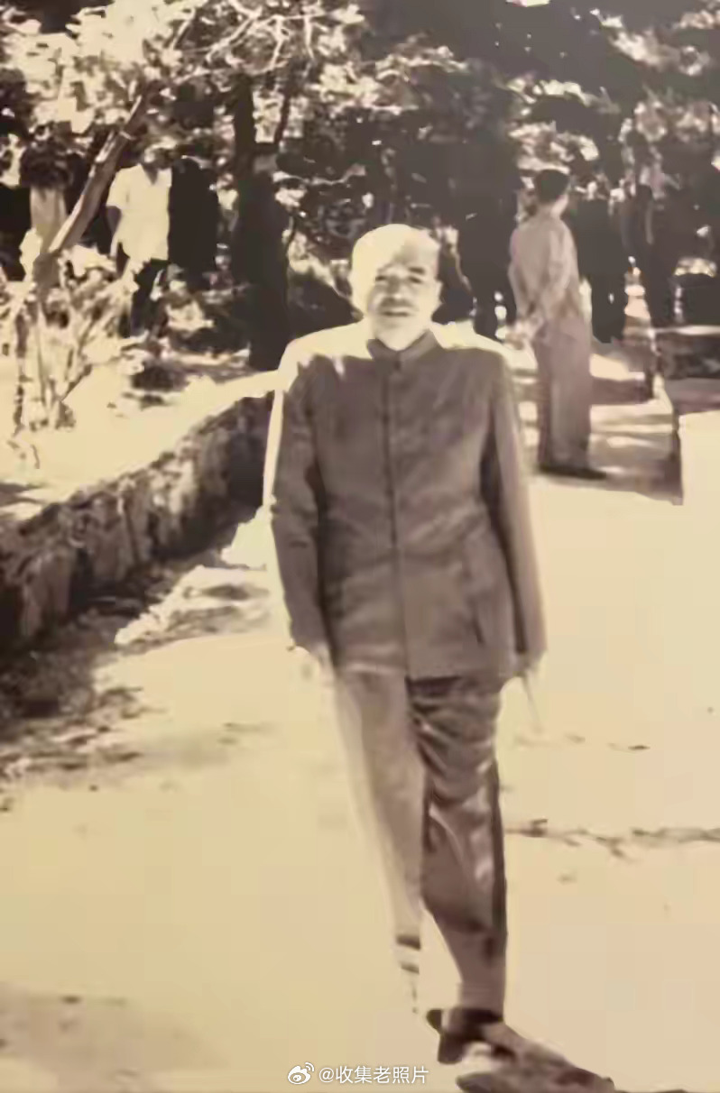 1959年7月，江西。彭老总步入庐山礼堂，准备参加会议。面对镜头，他神情凝重。