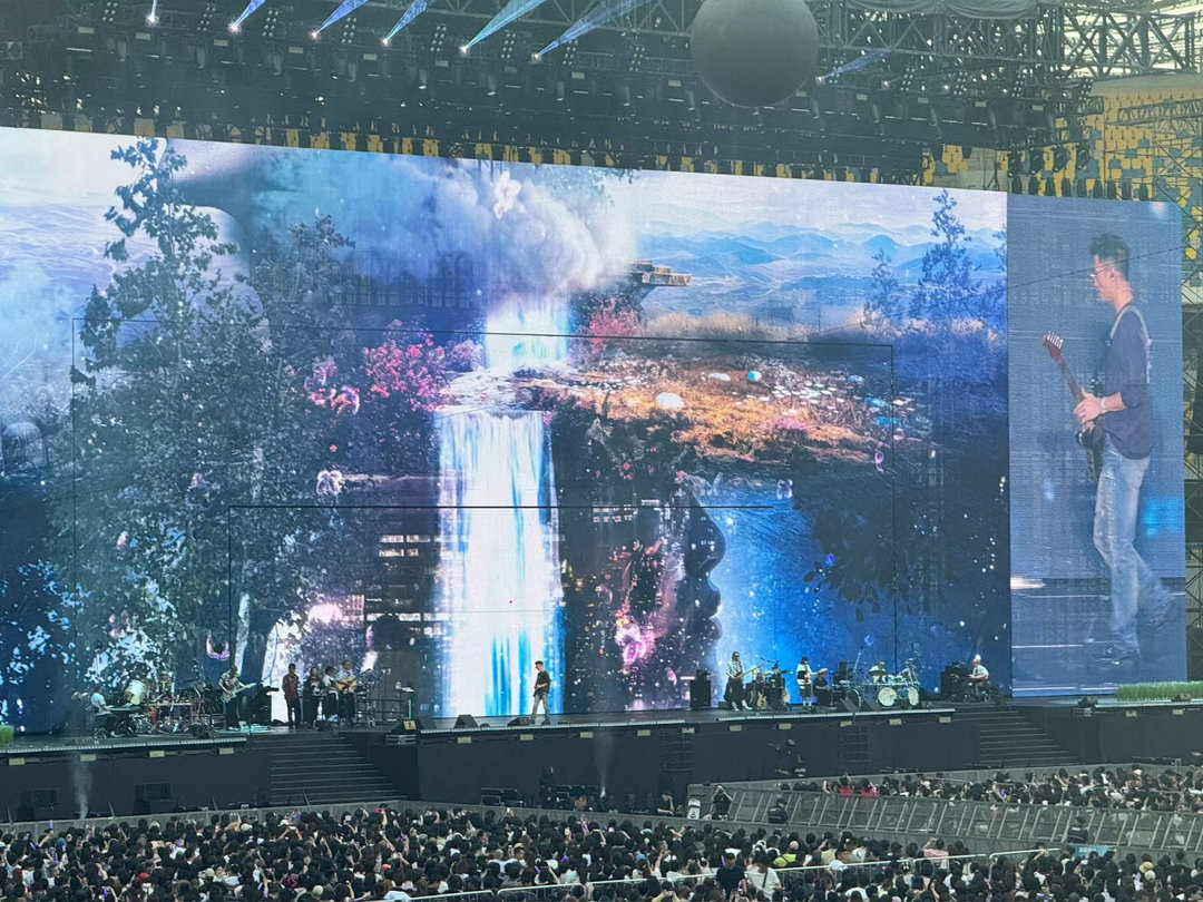 谢霆锋深V开到腰了 谢霆锋西安演唱会这件深V战袍确实够炸！领口一路开到腰，这种尺