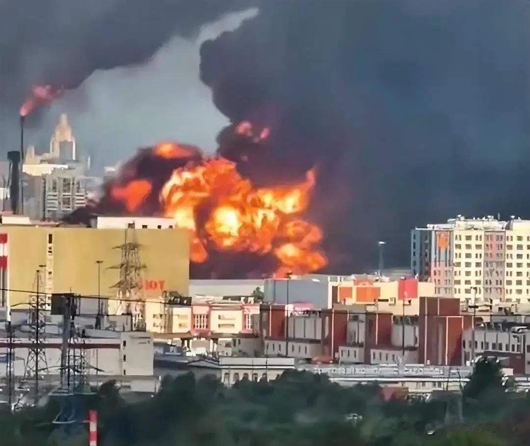 乌克兰打的是莫斯科炼油厂.军事基地和军工厂。
7月2日，基辅被炸毁的是平民住宅楼