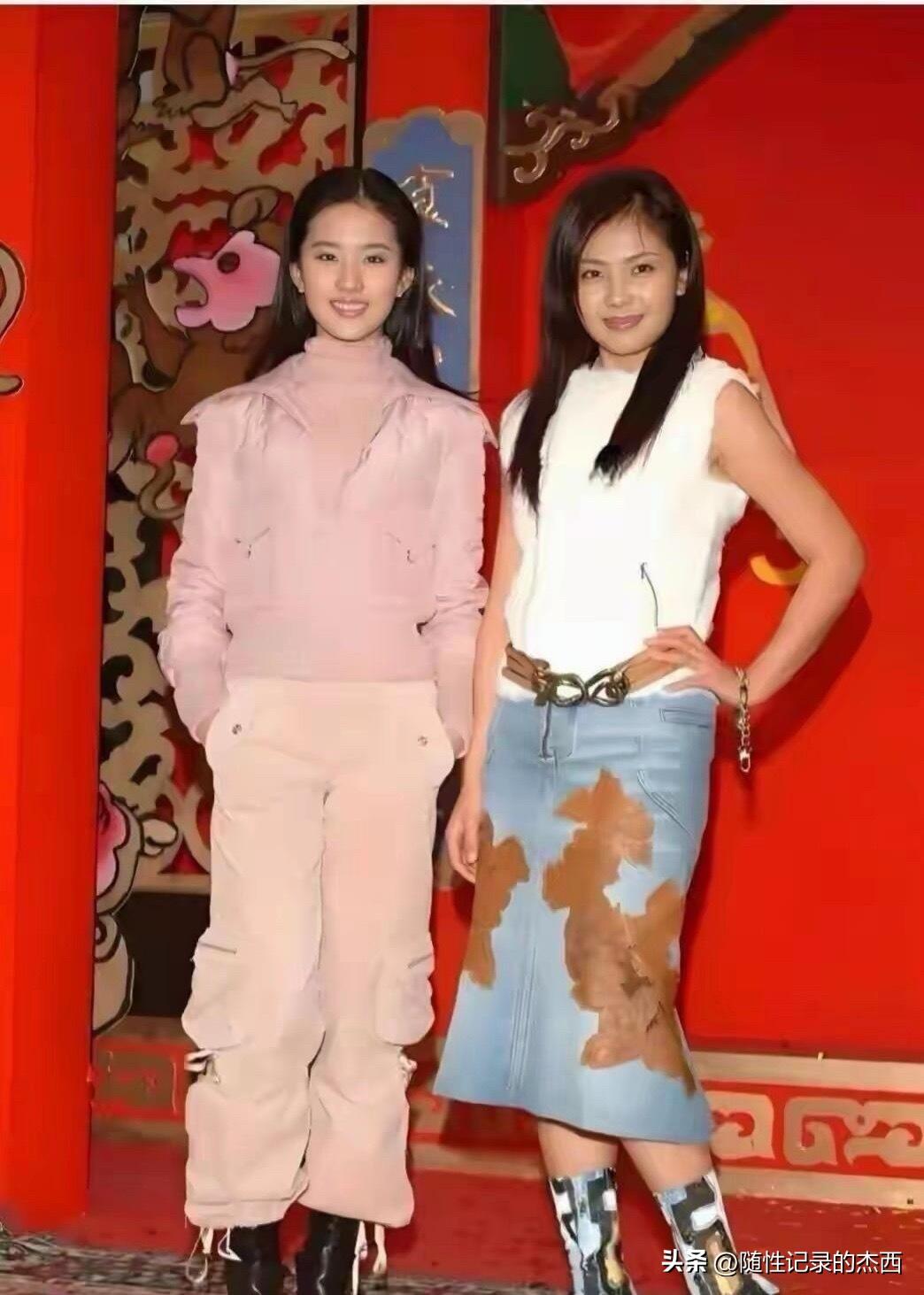 刘涛从年轻的时候好像衣品就比较普通，跟左边的美女站在一起，区别马上就出来了。左边