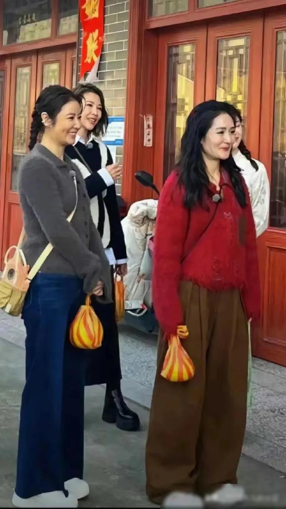 好接地气的！素颜下的娜姐和心如还有少芬。
#和娜姐一起# 
#两个老漂亮# 
#