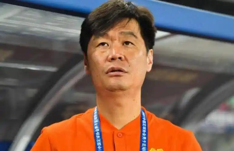 说白了，李霄鹏这事儿就一句话：用熟人，是因为信得过。球迷骂他任人唯亲，可咱们上班