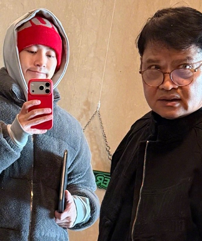 王嘉尔说有很多事要官宣 王嘉尔新年更新动态，与父母合拍人生四格超温馨。在新的一年