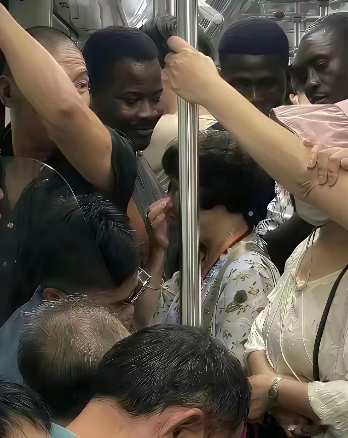 有网友说这是杭州地铁里的一幕。
应该不是杭州吧，大概率应该是广州地铁里出现这样的