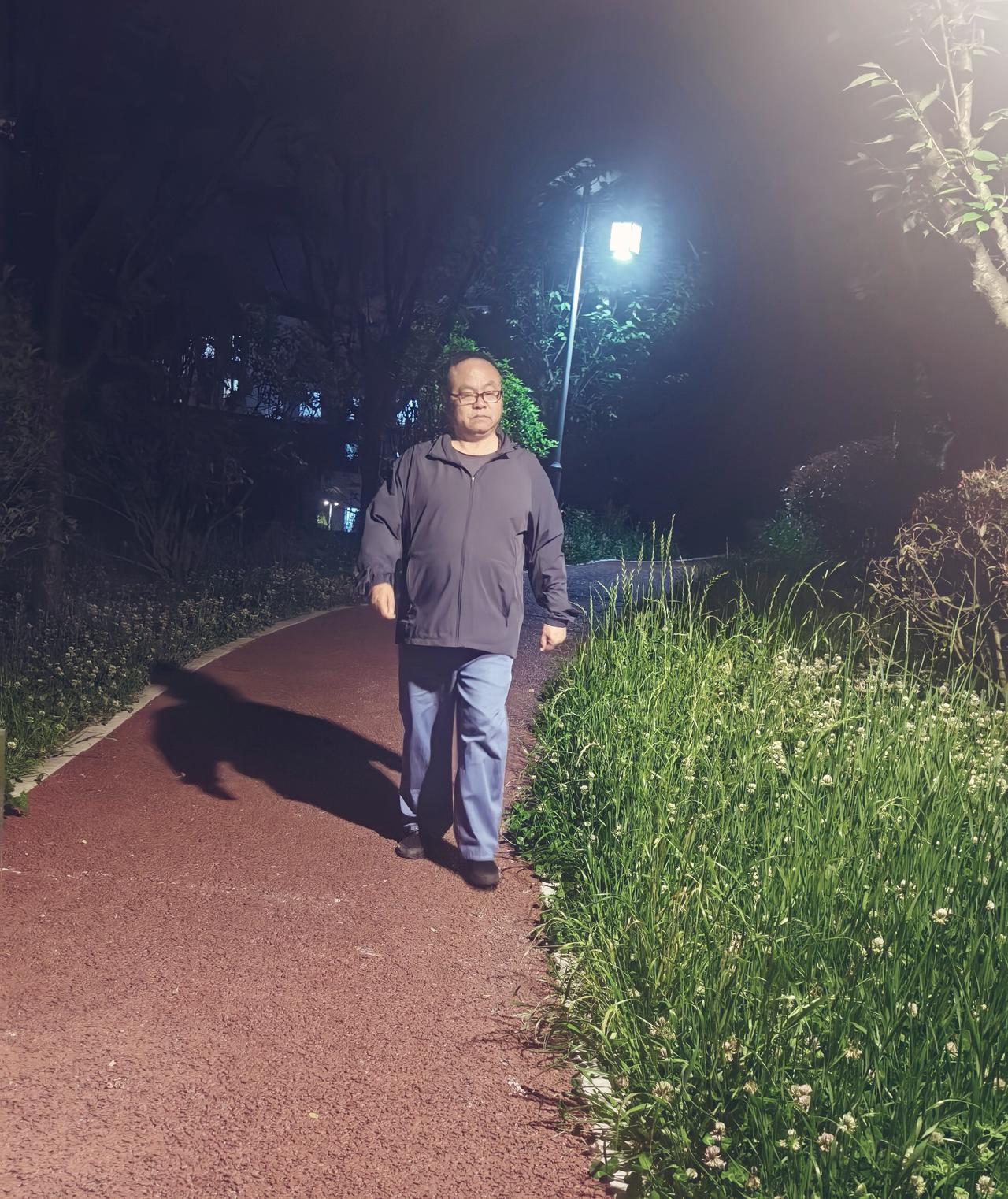 忙了一天，吃过晚饭，一个人出来走走，再不走这肚子是越来越大了。
       歌