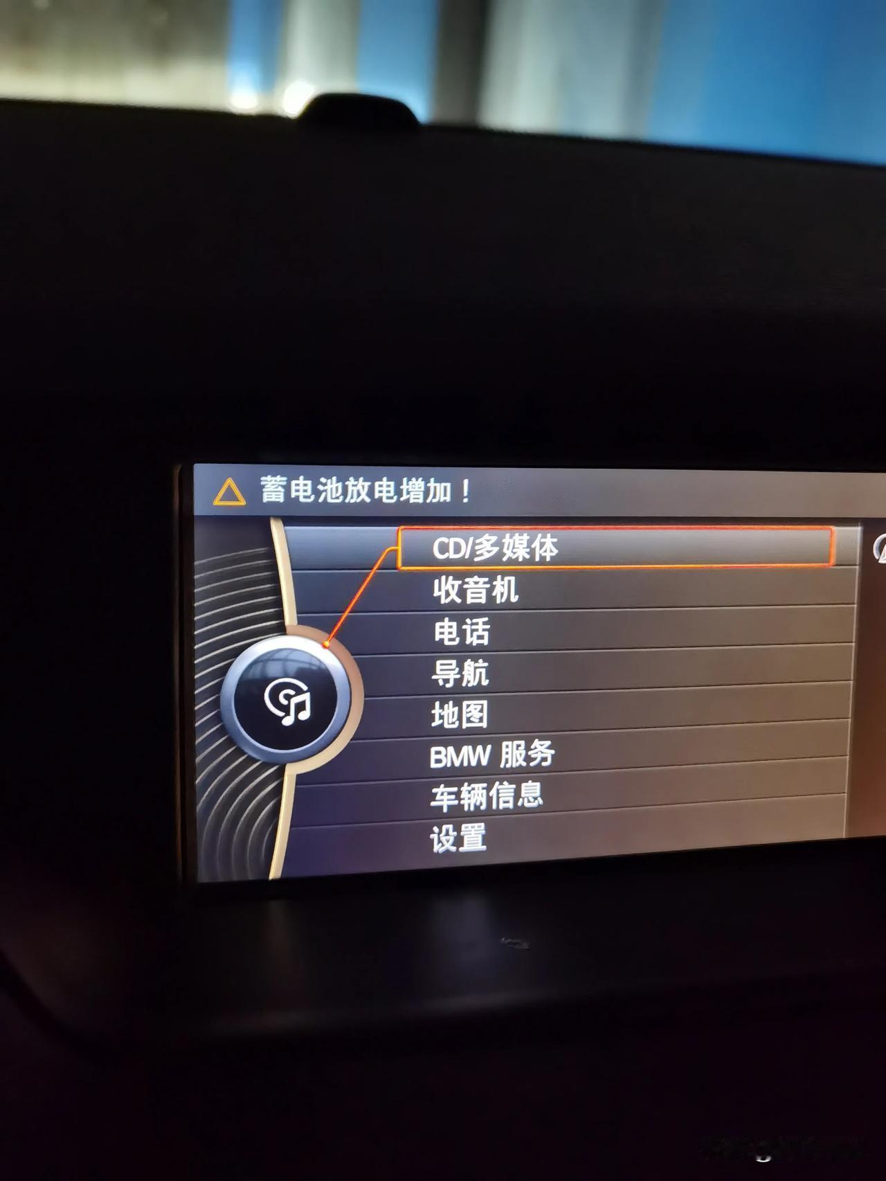 俩月没开了，竟然还有电！
出去溜一圈，加加油，顺便洗个车。
车也该过年了。
