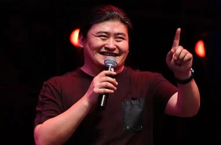 一代艺术家刘欢，走了。  
不是被折腾拖垮，不是被贫穷压弯，也不是败给生活不顺；