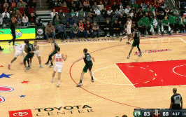 火箭新星格林“晃倒”豪泽，冷静助申京抛投，10佳球！
北京时间1月22日，火箭与