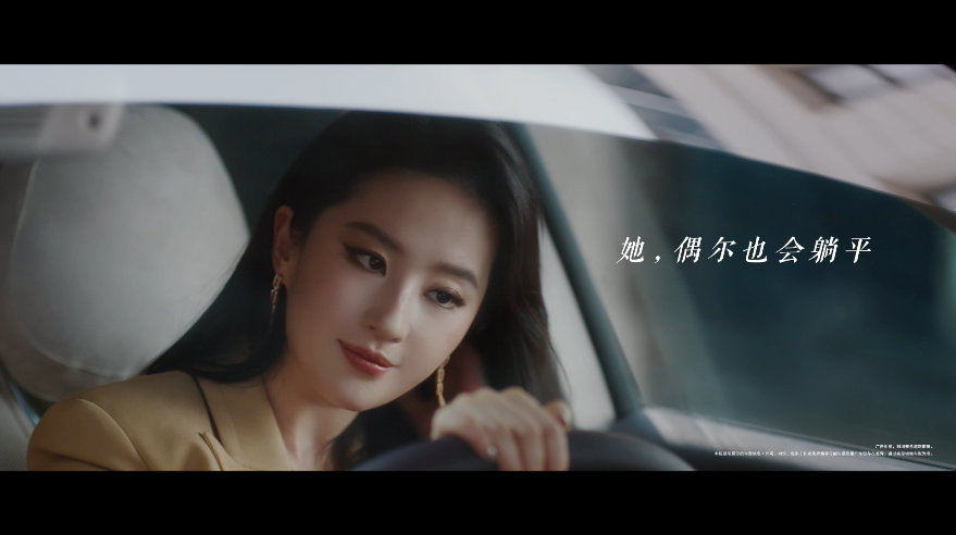 原来刘亦菲也会社恐手忙脚乱刘亦菲在片中的状态，真实得就像身边的你我。偶尔想躲开人