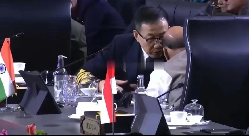 以前都是道听途说，也没眼见为实，既然这次见面了，还坐个同桌，那就一不做二不休，也