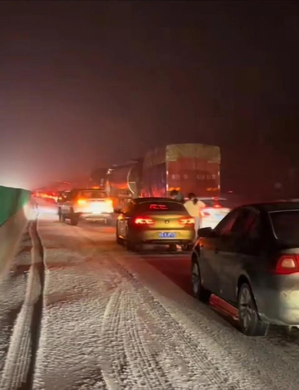 因为降雪，高速公路拥堵不堪，原本十几个小时的路程，现在两天也没走完，这是最近几天