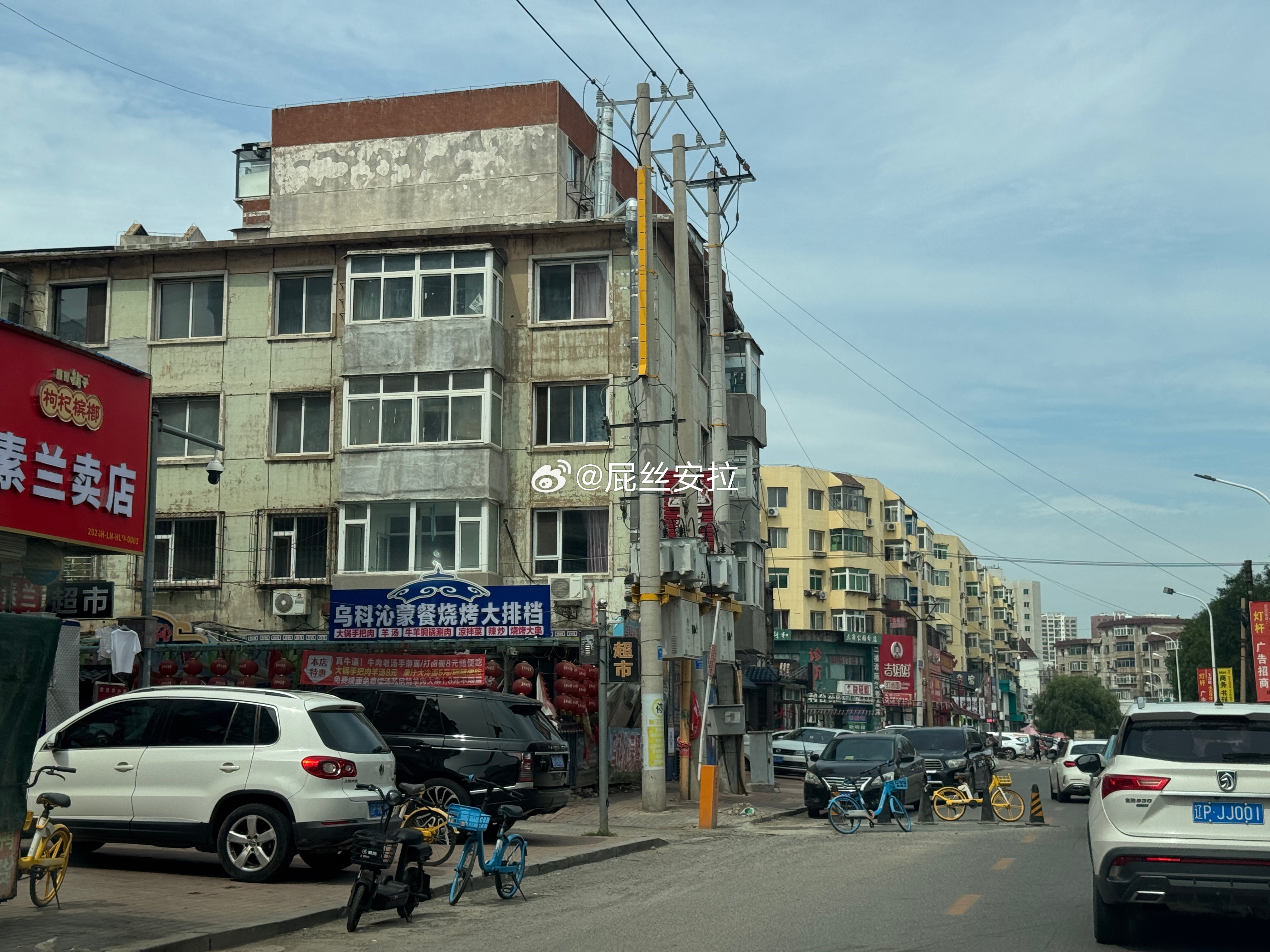 出发前特意路过以前的姥姥家门口看看，小时候总学着非主流说“物是人非”，那时候懂个