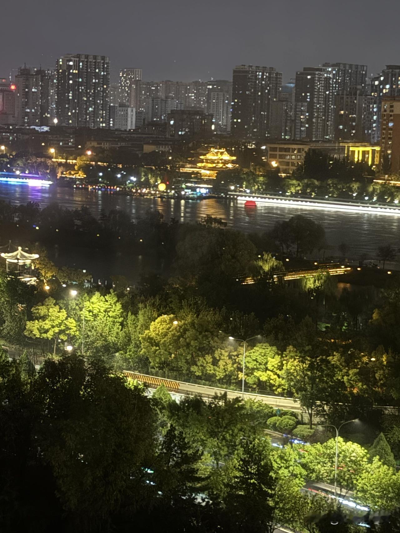 秋天来了。秋雨绵绵，凉风习习。
但是夜色非常美。滨河公园五彩缤纷，五彩斑斓，在秋