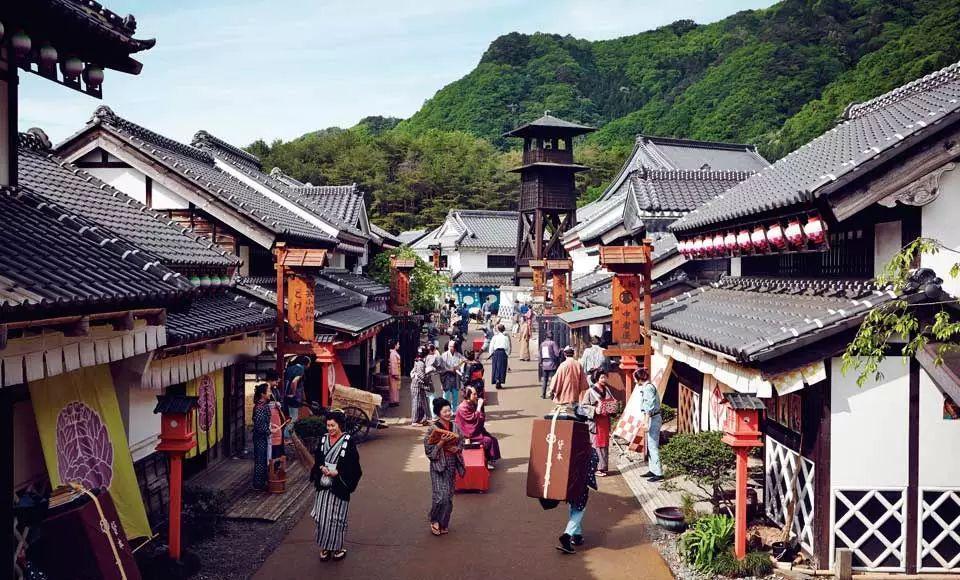 当发现有间谍，必须报警！间谍专门搜集和提供情报，危害极大。像小本子，历来重视情报