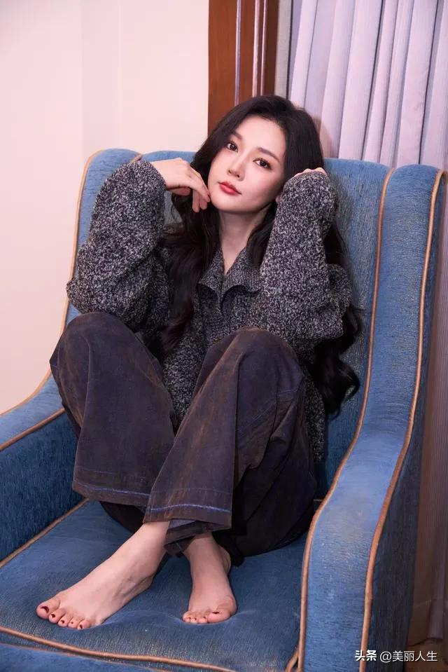 星星点点的白，星星点点的紫。小雀花开。