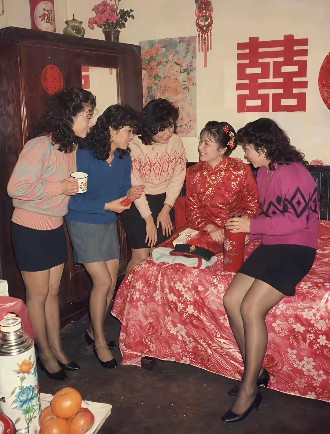 上世纪90年代的婚礼黑丝袜，大波浪！广东人标配。
