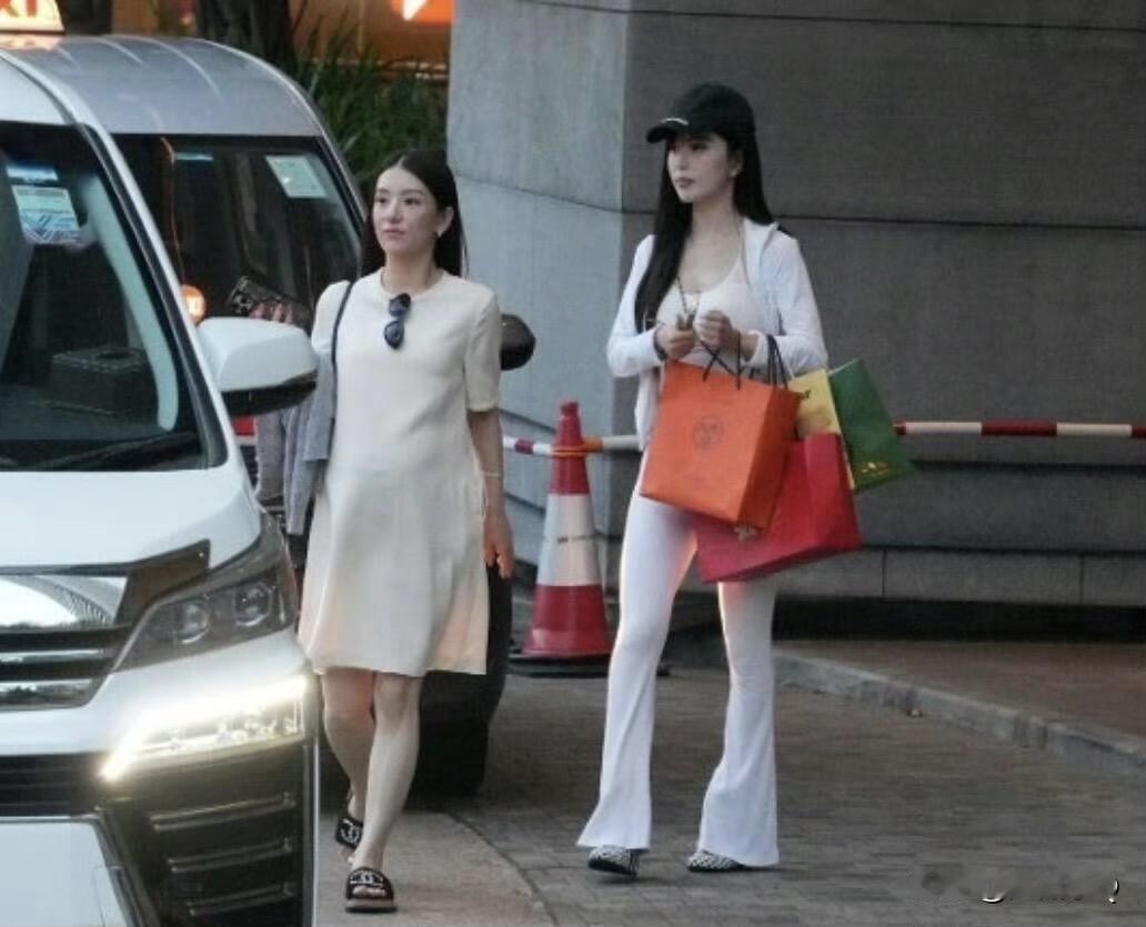 意外，吃惊，郭富城老婆方媛和By2妹妹孙雨竟然是闺蜜。两人一起逛街购物，一个负责
