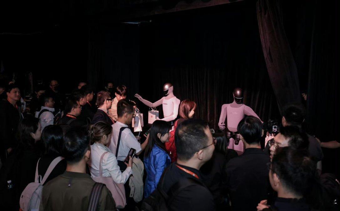 时隔4年小米新款机器人亮相3月还在工厂测着，一个月后直接落地干活了？小米这人形机