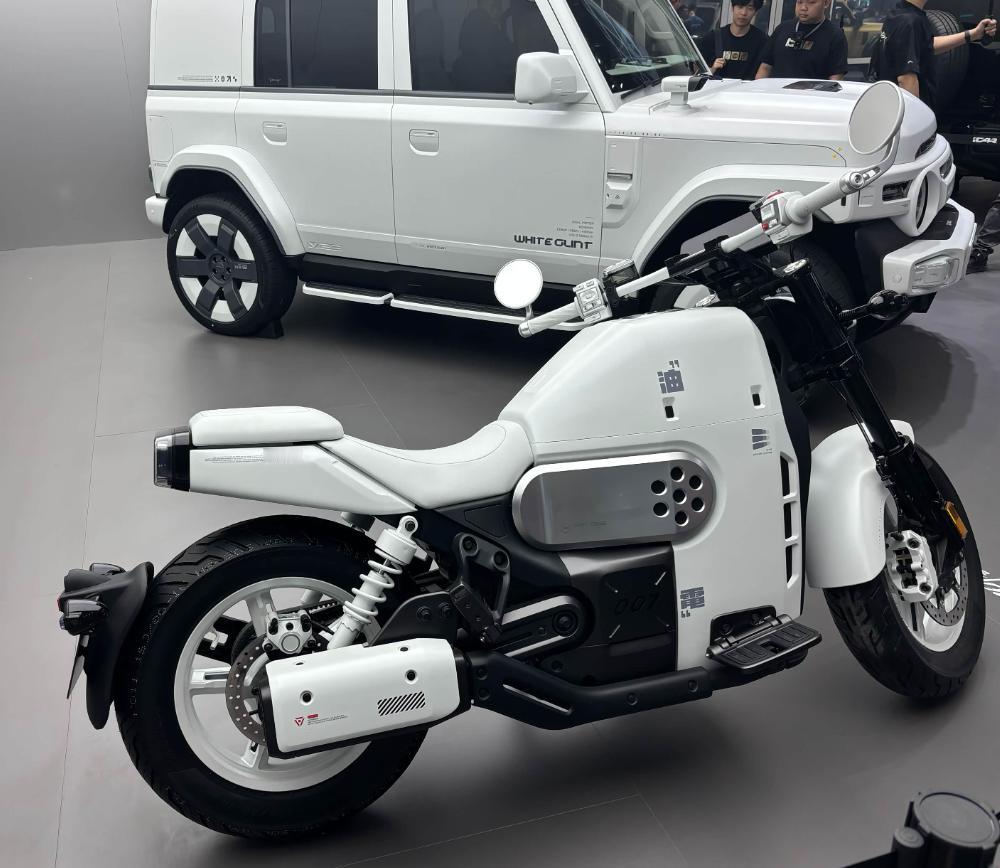奇瑞也推出电动摩托车，奇瑞混动摩托实拍，增程加持，造型科技感拉满

2026 北
