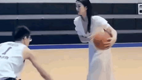 和妹子打篮球，一定要会防守！不贴身不好打，容易吃晃[捂脸]