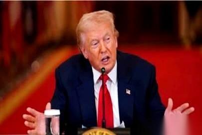 特朗普一句话，直接把剑拔弩张的中东棋盘，当成了自家公司的沙盘。
前一秒还在极限施